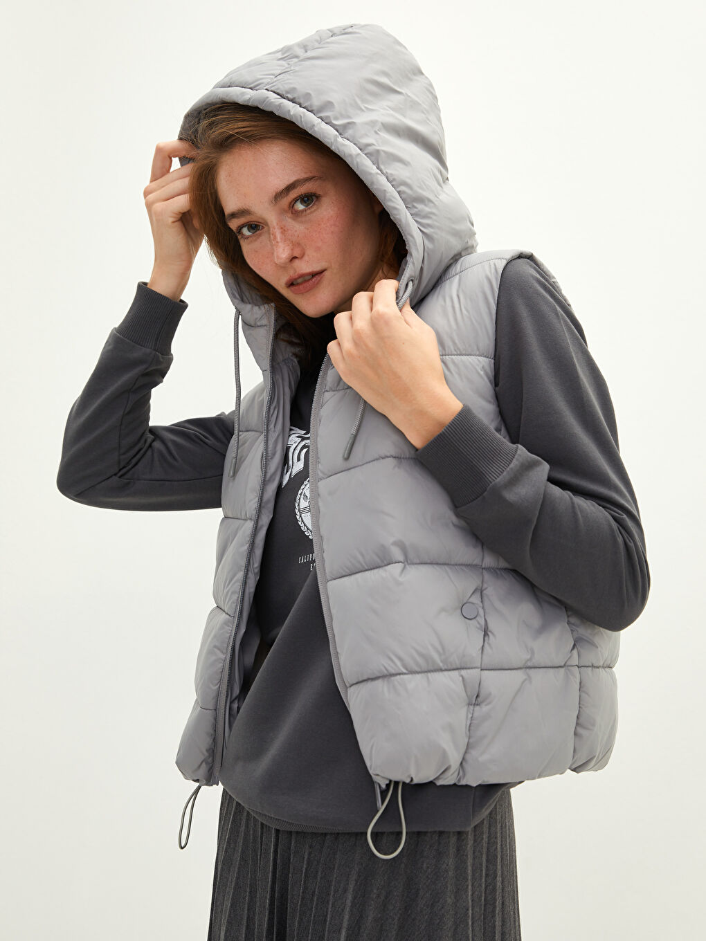 Gri Kapüşon Yaka Düz Cep Detaylı Kadın Şişme Yelek-1