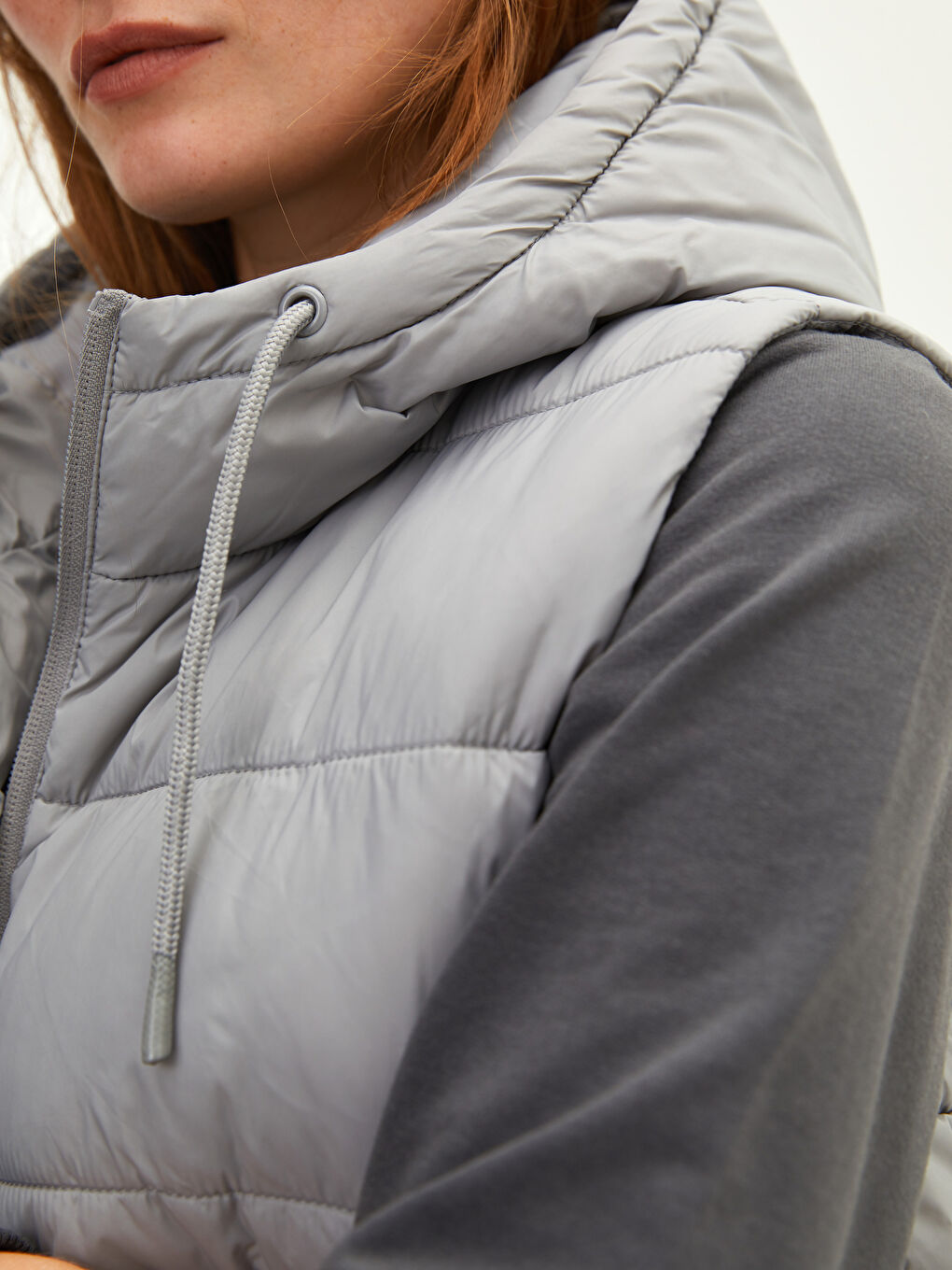 Gri Kapüşon Yaka Düz Cep Detaylı Kadın Şişme Yelek-3