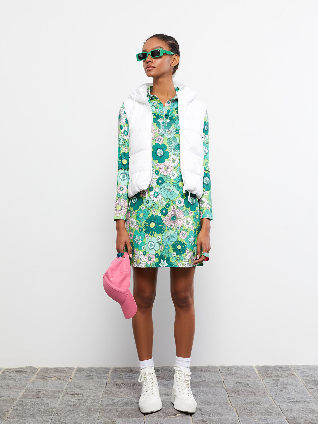 Beyaz Kapüşonlu Düz Cep Detaylı Kadın Şişme Yelek