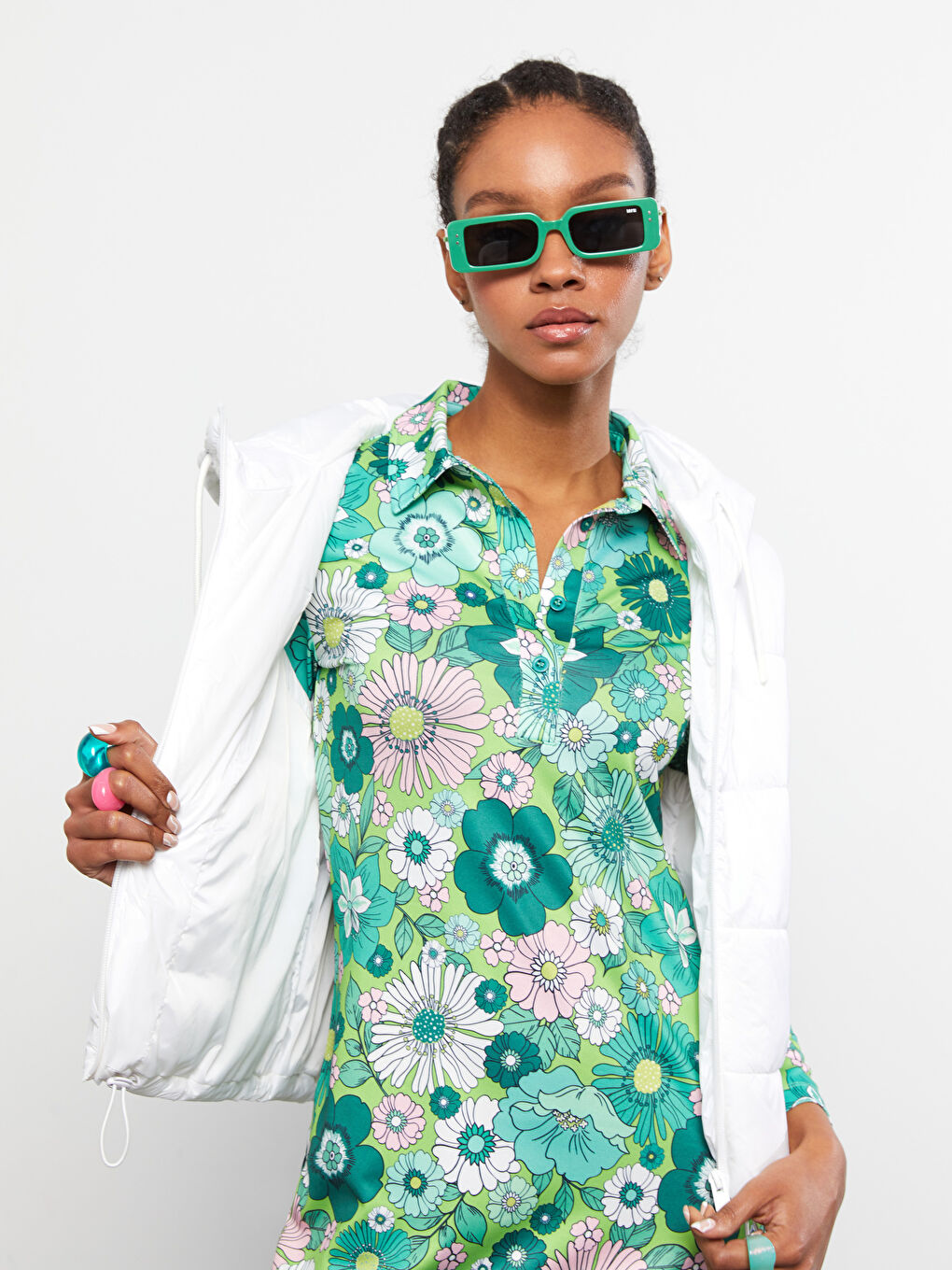 Beyaz Kapüşonlu Düz Cep Detaylı Kadın Şişme Yelek-6