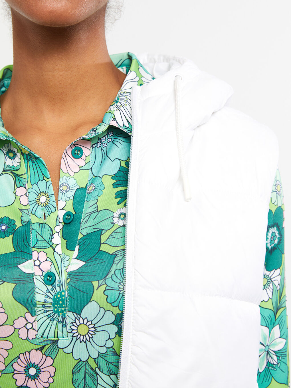 Beyaz Kapüşonlu Düz Cep Detaylı Kadın Şişme Yelek-8