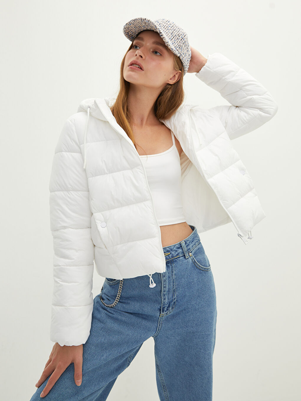 Beyaz Kapüşon Yaka Düz Cep Detaylı Kadın Şişme Mont