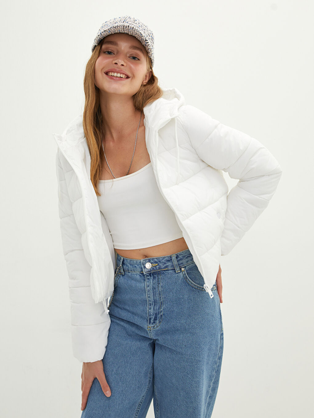 Beyaz Kapüşon Yaka Düz Cep Detaylı Kadın Şişme Mont-1