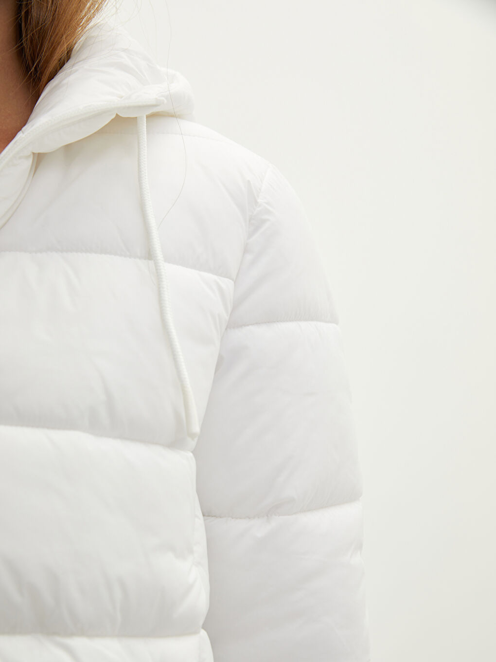 Beyaz Kapüşon Yaka Düz Cep Detaylı Kadın Şişme Mont-4