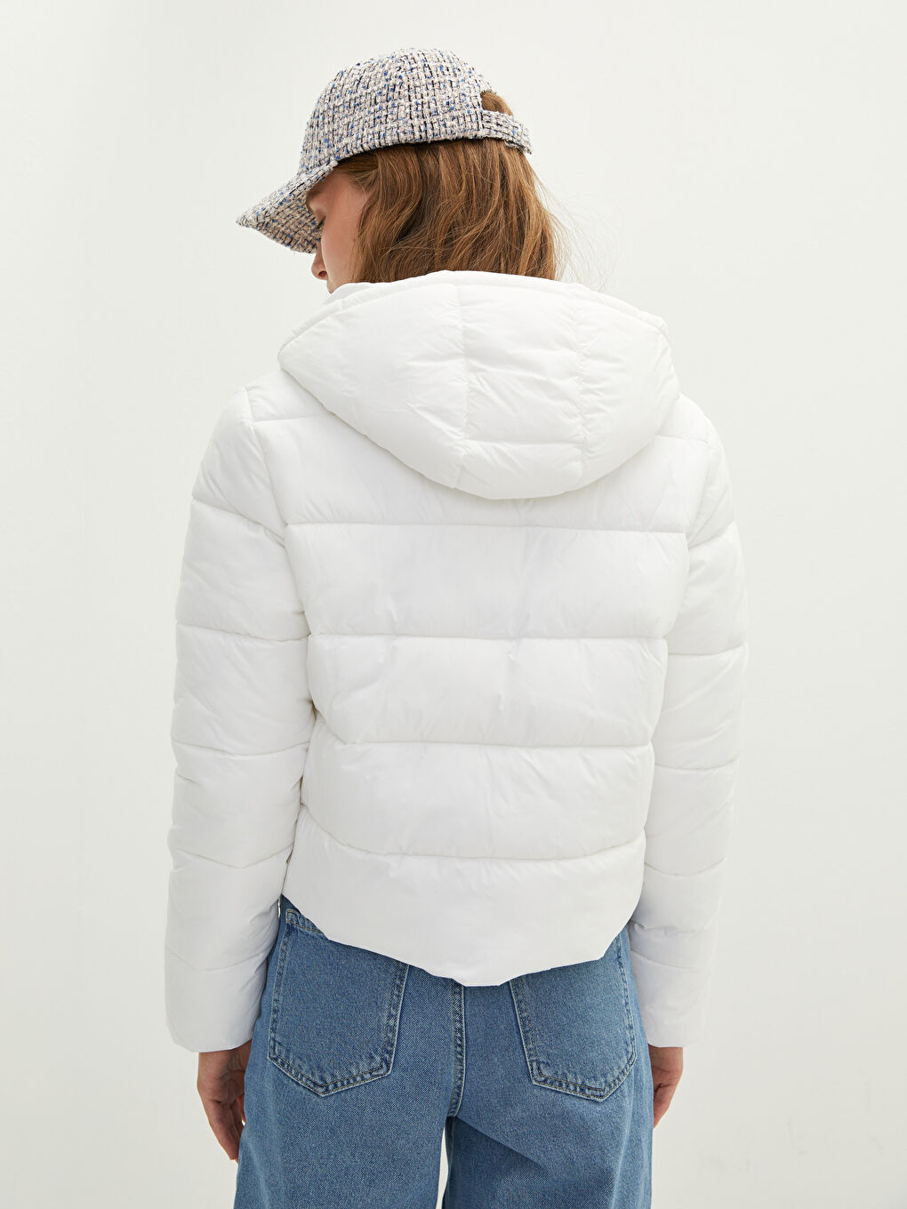 Beyaz Kapüşon Yaka Düz Cep Detaylı Kadın Şişme Mont-5