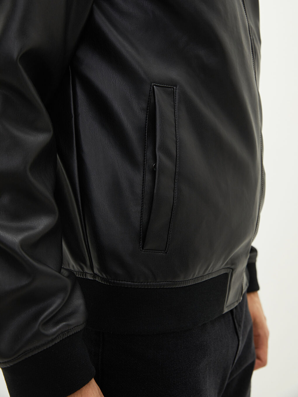 Siyah Standart Kalıp Kolej Yaka Erkek Deri Görünümlü Mont-3