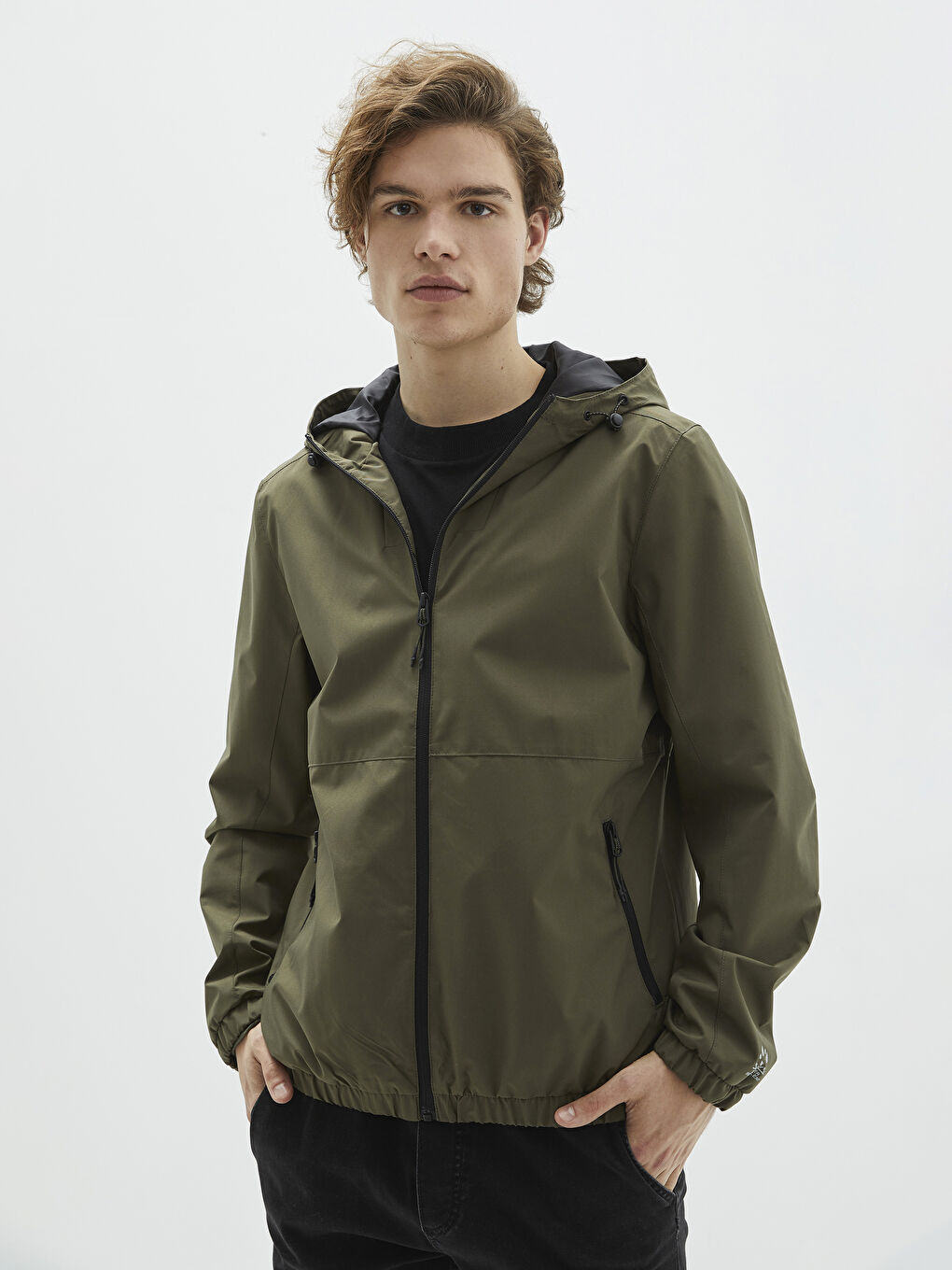 ерлерге арналған стандартты пішімдегі капюшонды жұқа жаңбырға арналған күрте