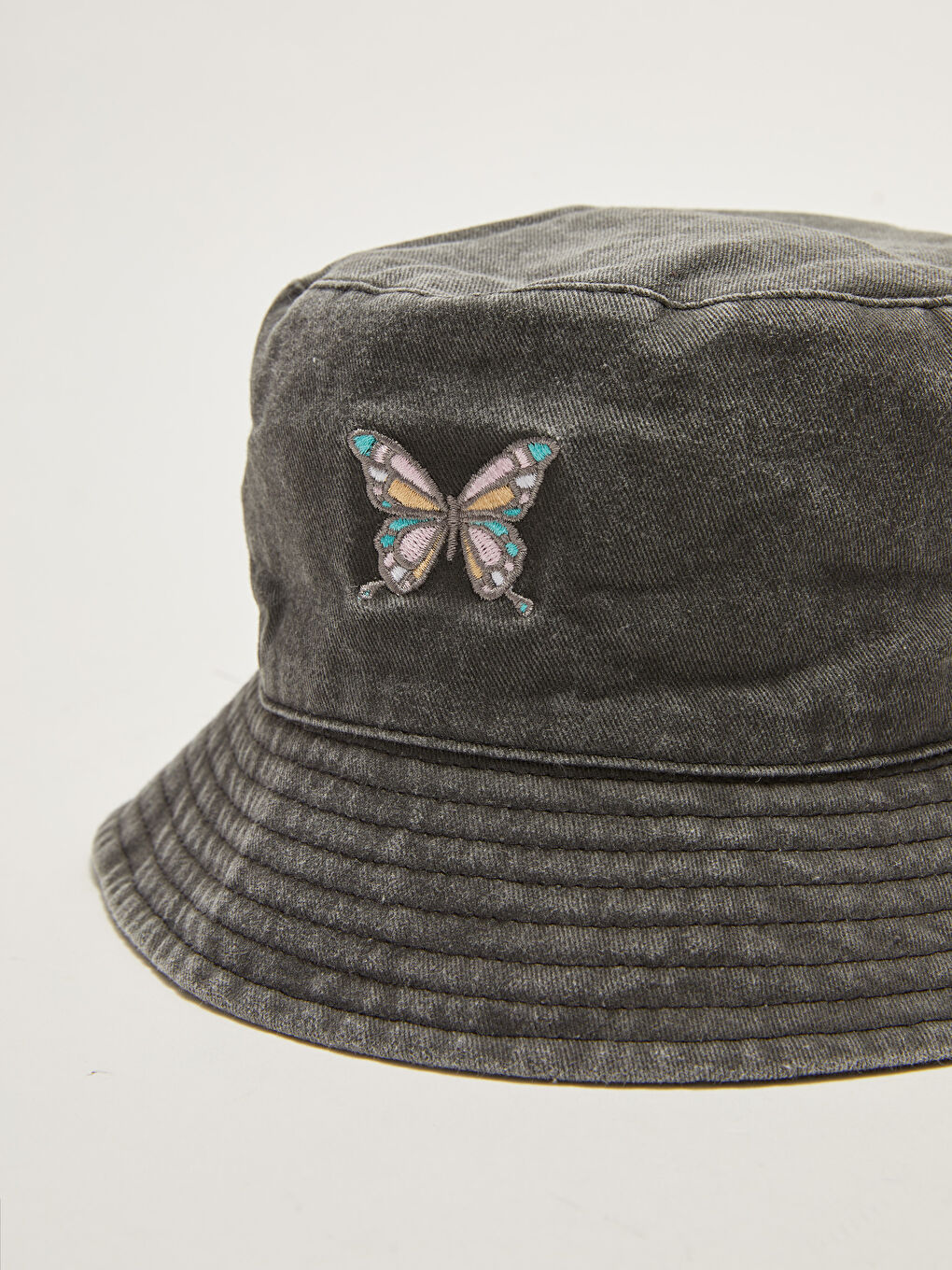 قبعة دلو مطرزة بفراشات للبنات-1