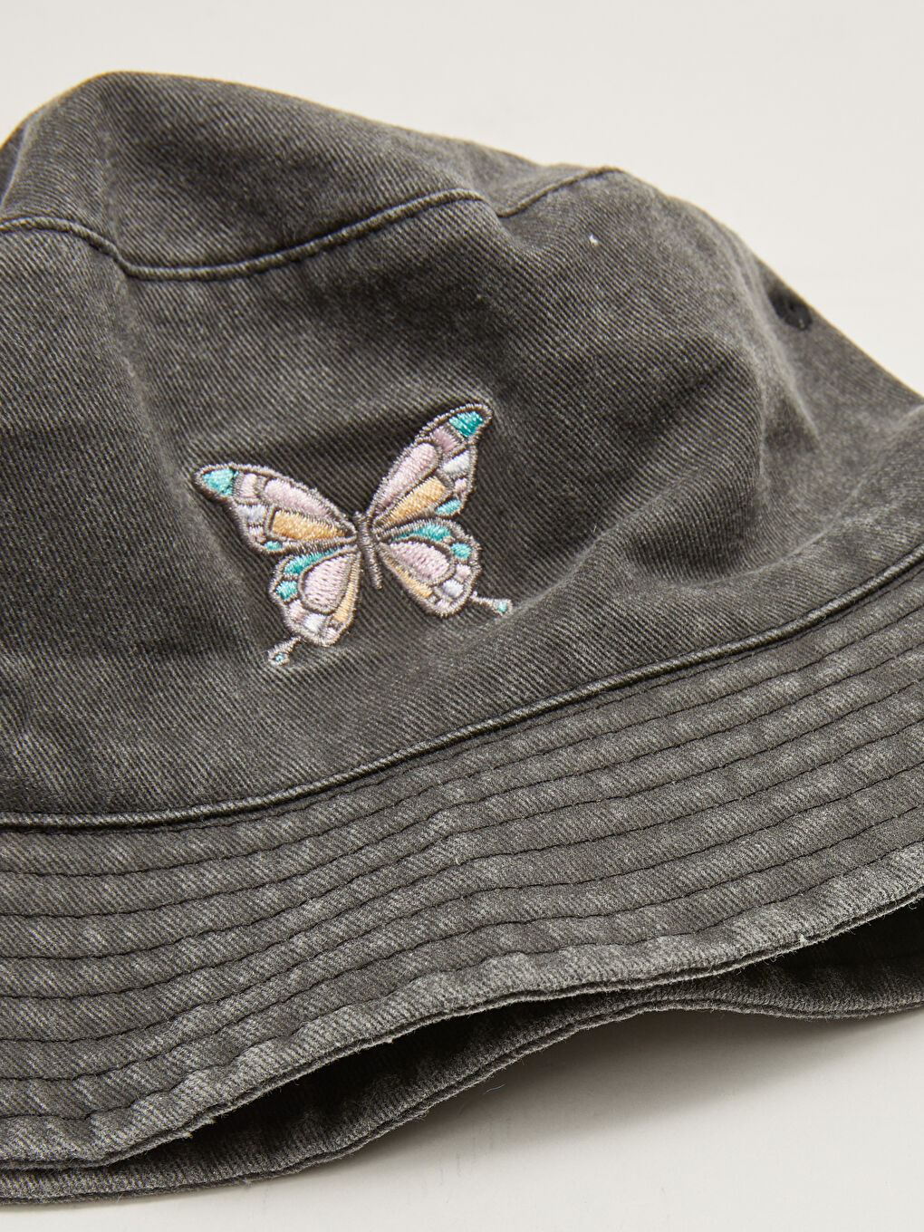 قبعة دلو مطرزة بفراشات للبنات-2