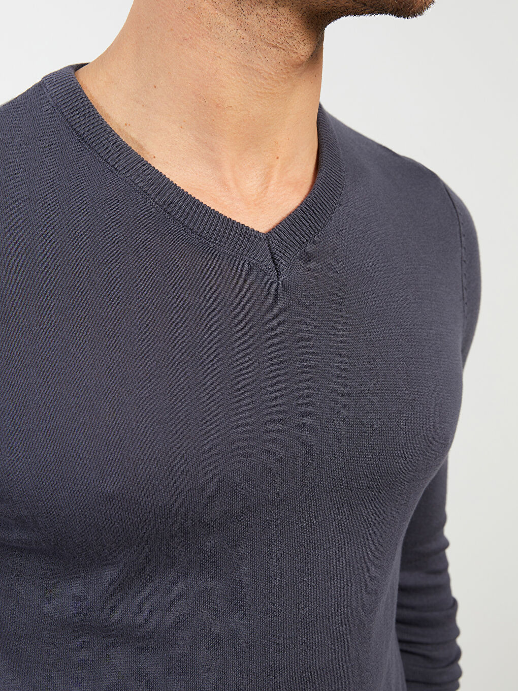 سترة تريكو بياقة على شكل حرف V وكم طويل للرجال-3