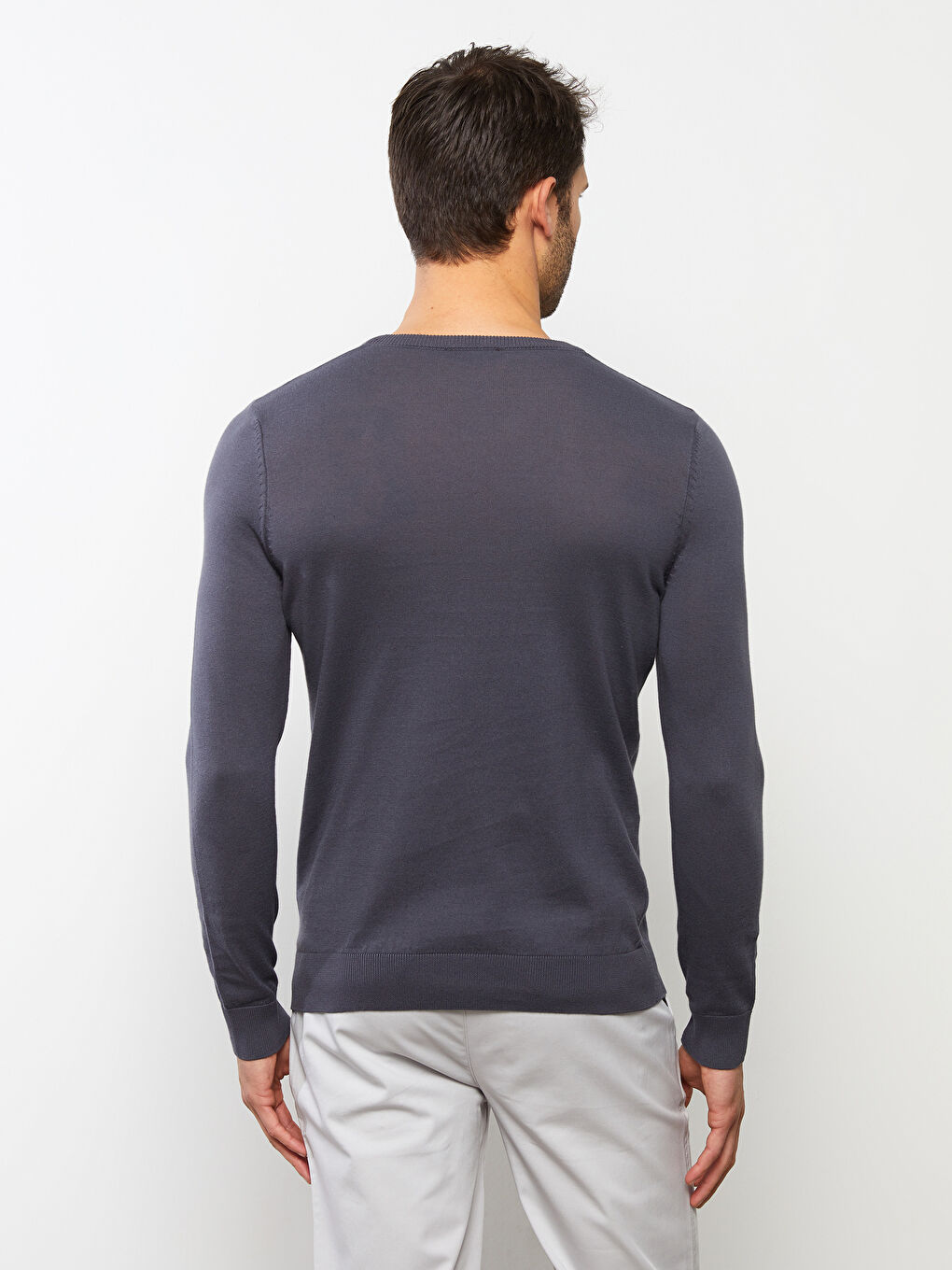 سترة تريكو بياقة على شكل حرف V وكم طويل للرجال-4