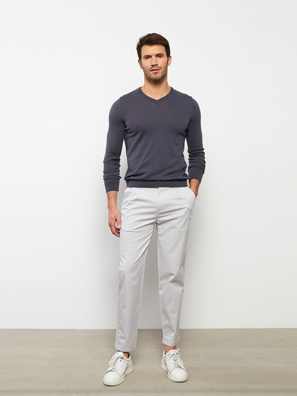 سترة تريكو بياقة على شكل حرف V وكم طويل للرجال-1