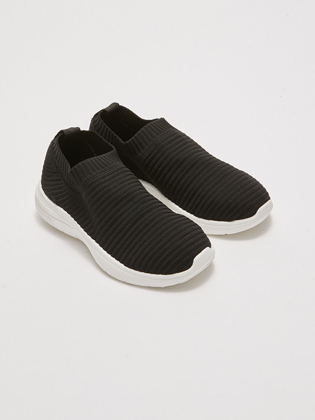 سنيكرز رياضية للسيدات بتفاصيل شبكية بيتلبس بالسحب