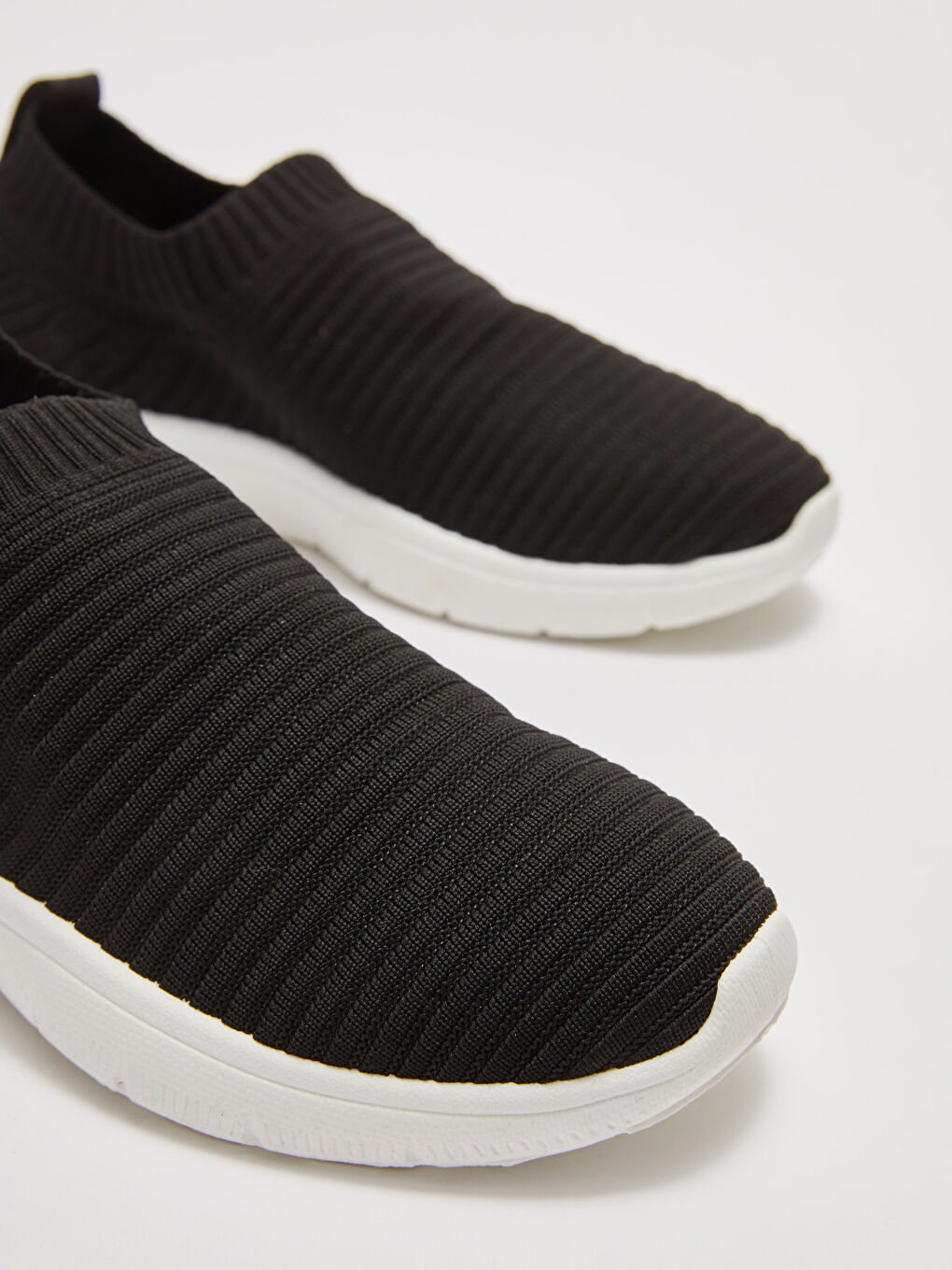 سنيكرز رياضية للسيدات بتفاصيل شبكية بيتلبس بالسحب-2