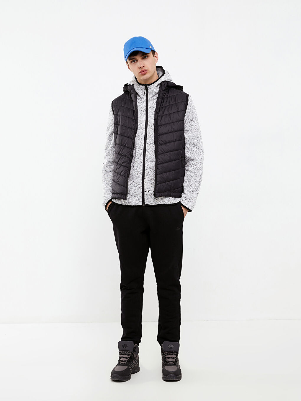 Siyah Standart Kalıp Kapüşonlu Erkek Yelek-1