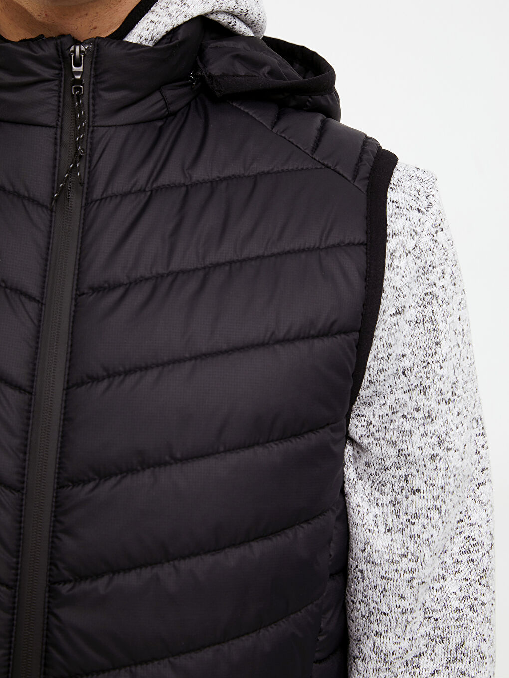 Siyah Standart Kalıp Kapüşonlu Erkek Yelek-3