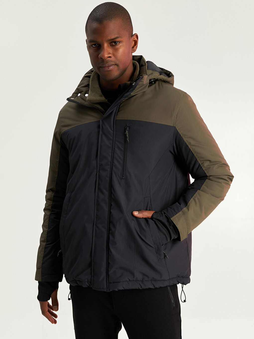 Siyah Standart Kalıp Kapüşonlu Kalın Erkek Mont