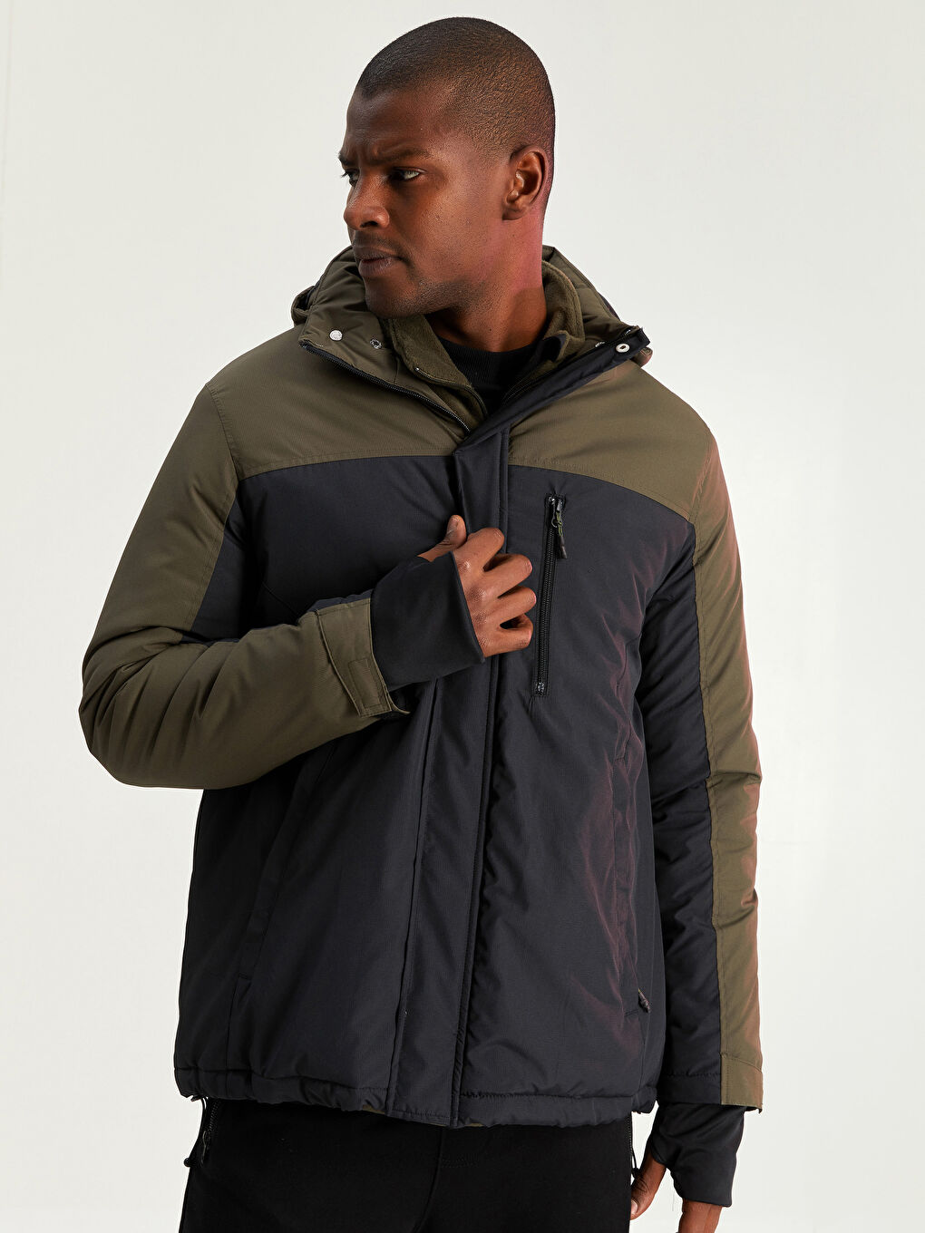 Siyah Standart Kalıp Kapüşonlu Kalın Erkek Mont-1