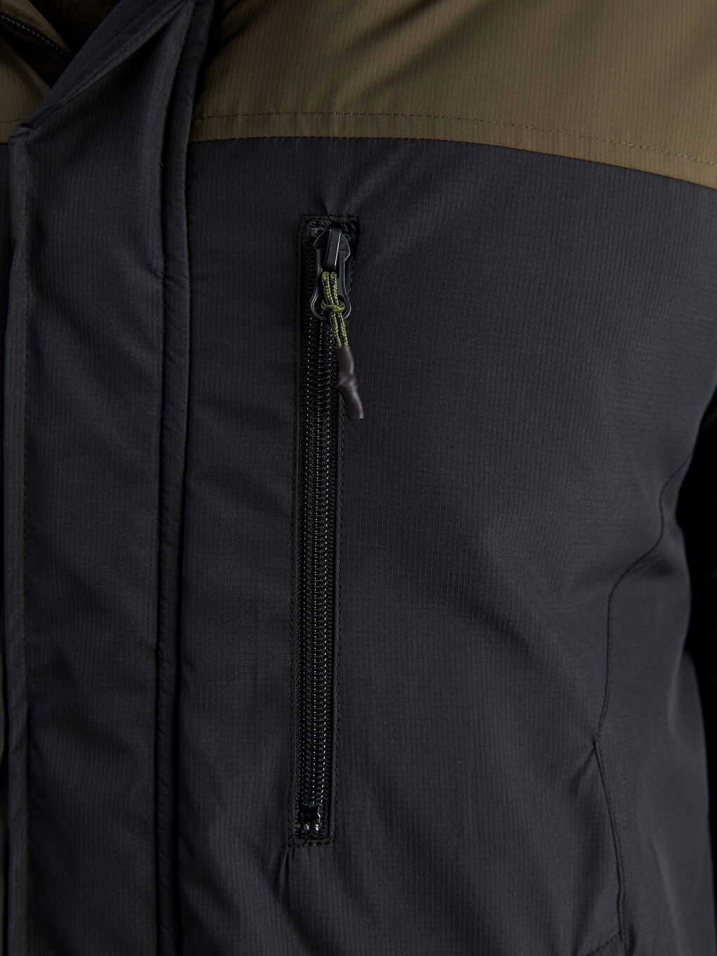 Siyah Standart Kalıp Kapüşonlu Kalın Erkek Mont-4