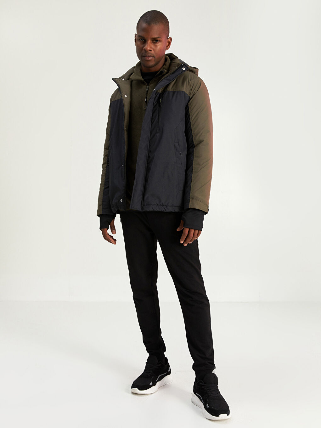 Siyah Standart Kalıp Kapüşonlu Kalın Erkek Mont-6