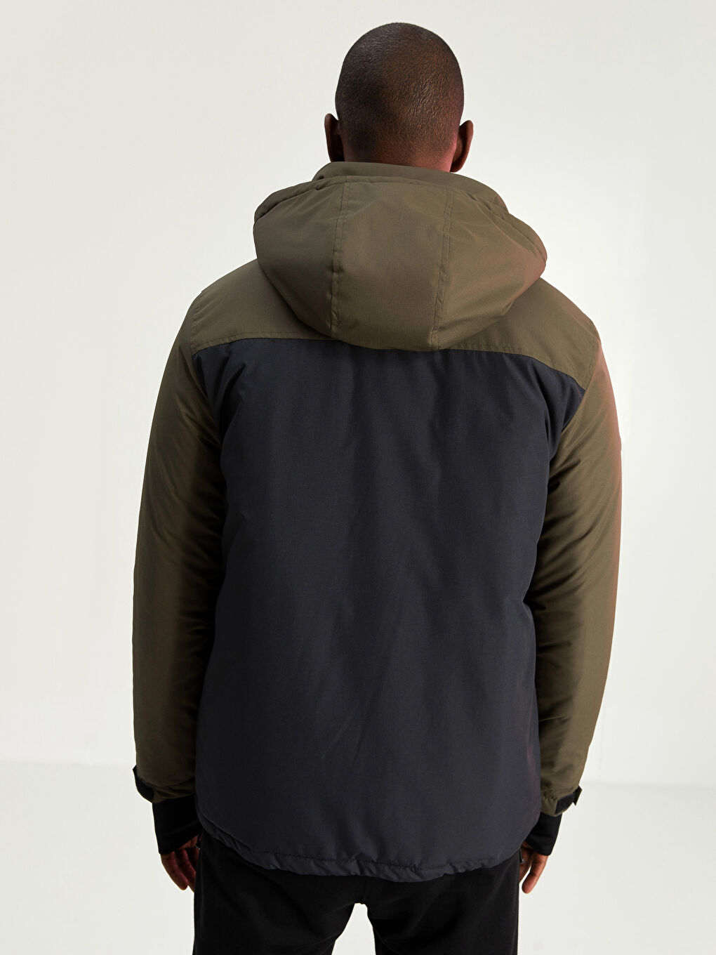 Siyah Standart Kalıp Kapüşonlu Kalın Erkek Mont-7