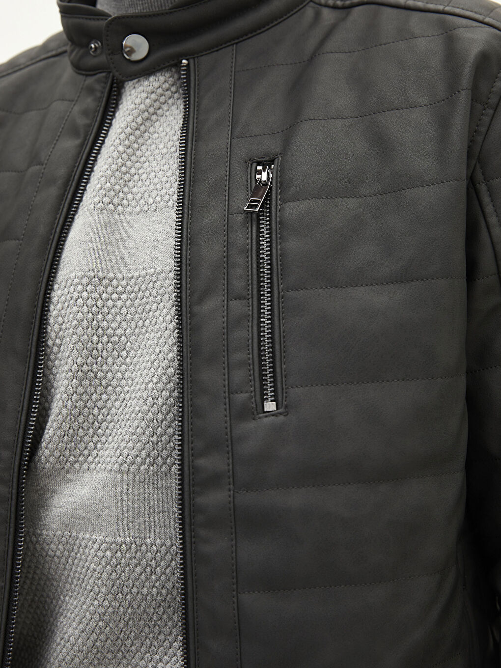 Пальто из искусственной кожи мужское приталенного кроя с байкерским воротником-3