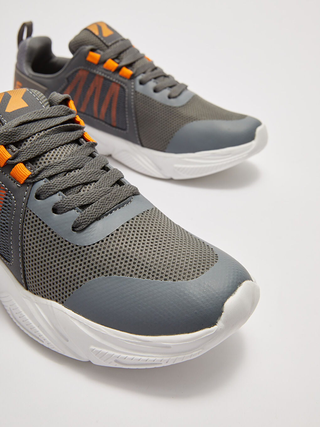 سنيكرز رجالي بتفاصيل شبكية ورباط ونعل سميك-2