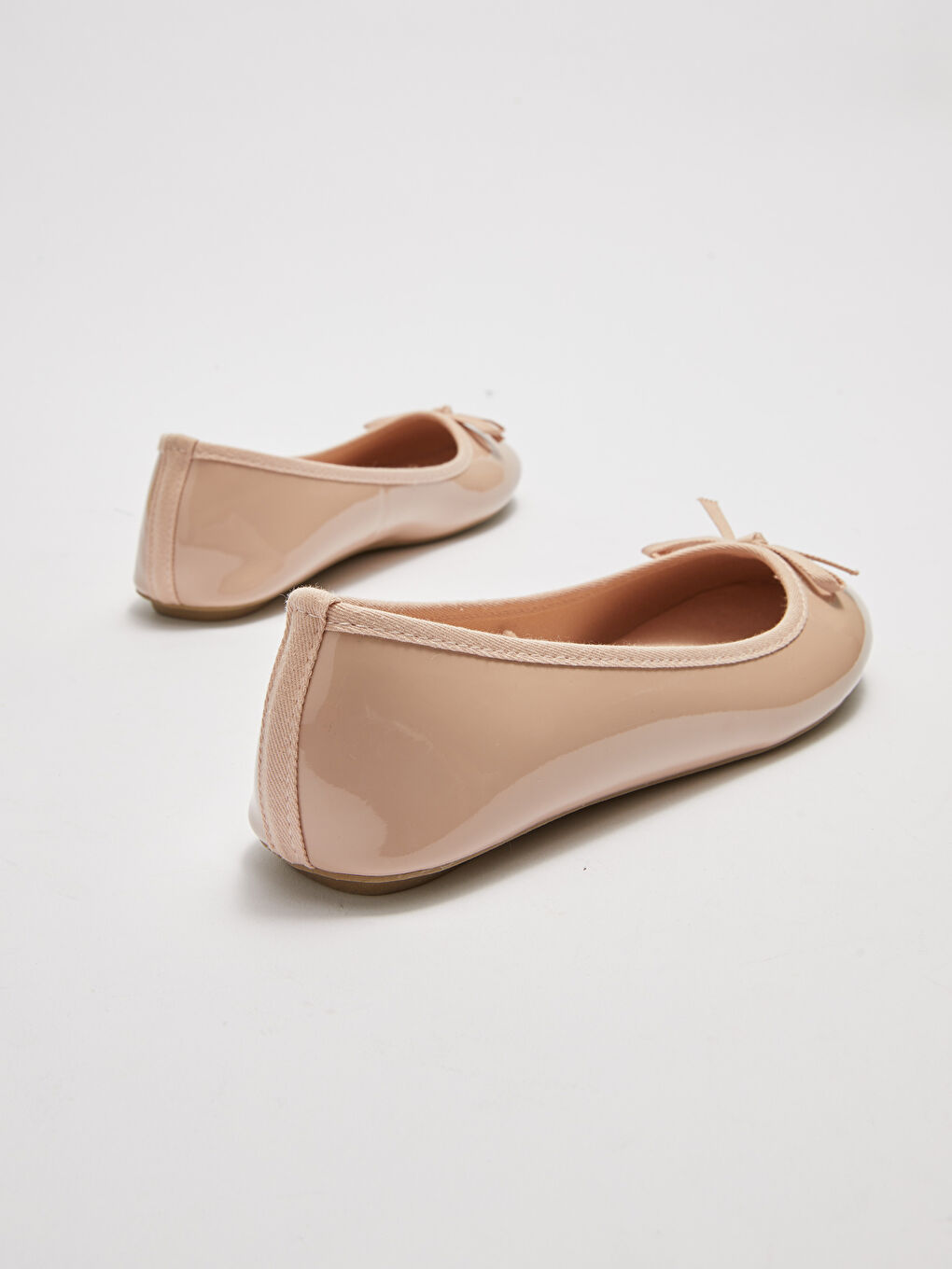 أحذية باليه مسطحة للنساء بتفاصيل فيونكة من الجلد الصناعي-4