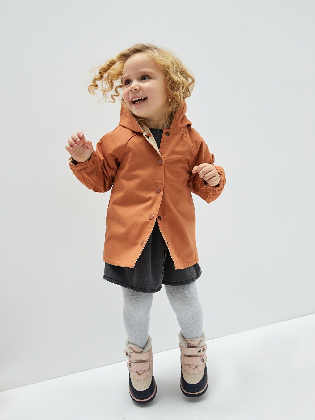 Bej Kapüşonlu Uzun Kollu Baskılı Kız Bebek Çift Taraflı Mont-2