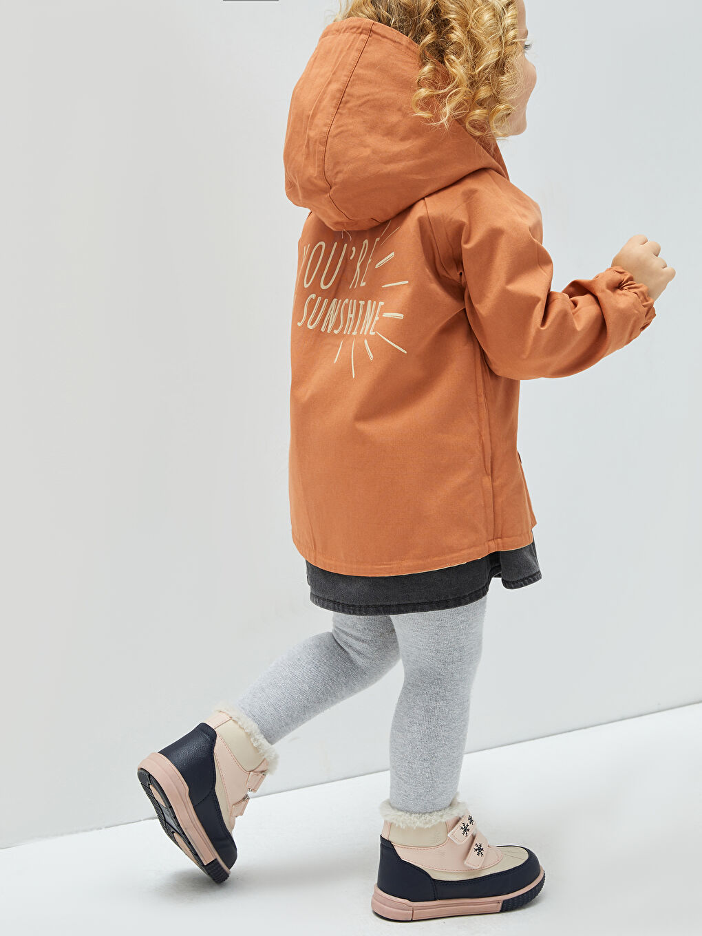 Bej Kapüşonlu Uzun Kollu Baskılı Kız Bebek Çift Taraflı Mont-3