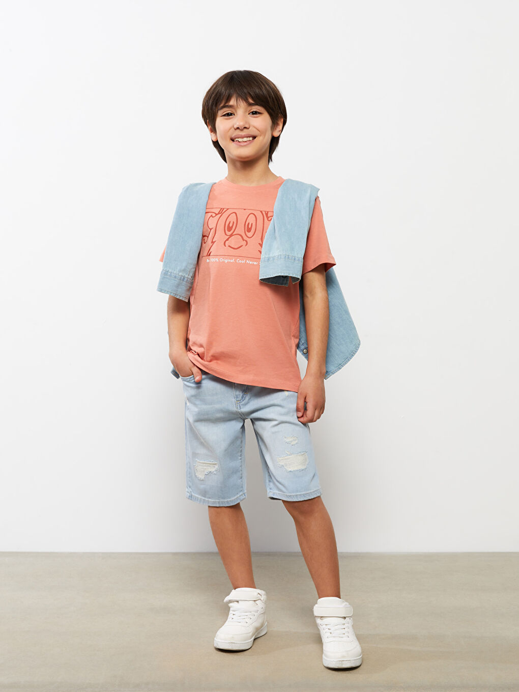 Жыртылған детальді мақтадан жасалған ұлдарға арналған джинс шорты-1