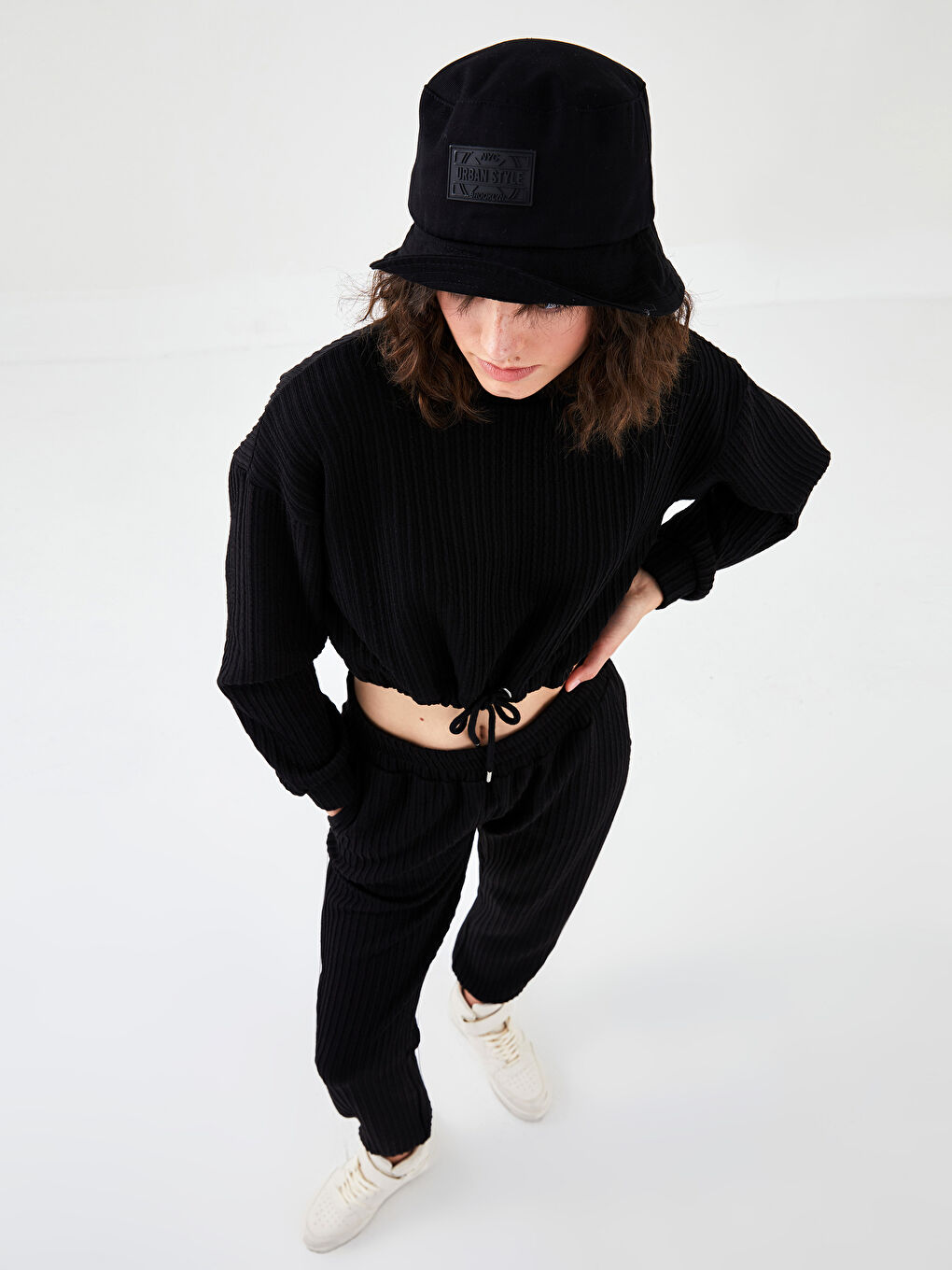 Siyah Etiket Baskılı Kadın Bucket Şapka