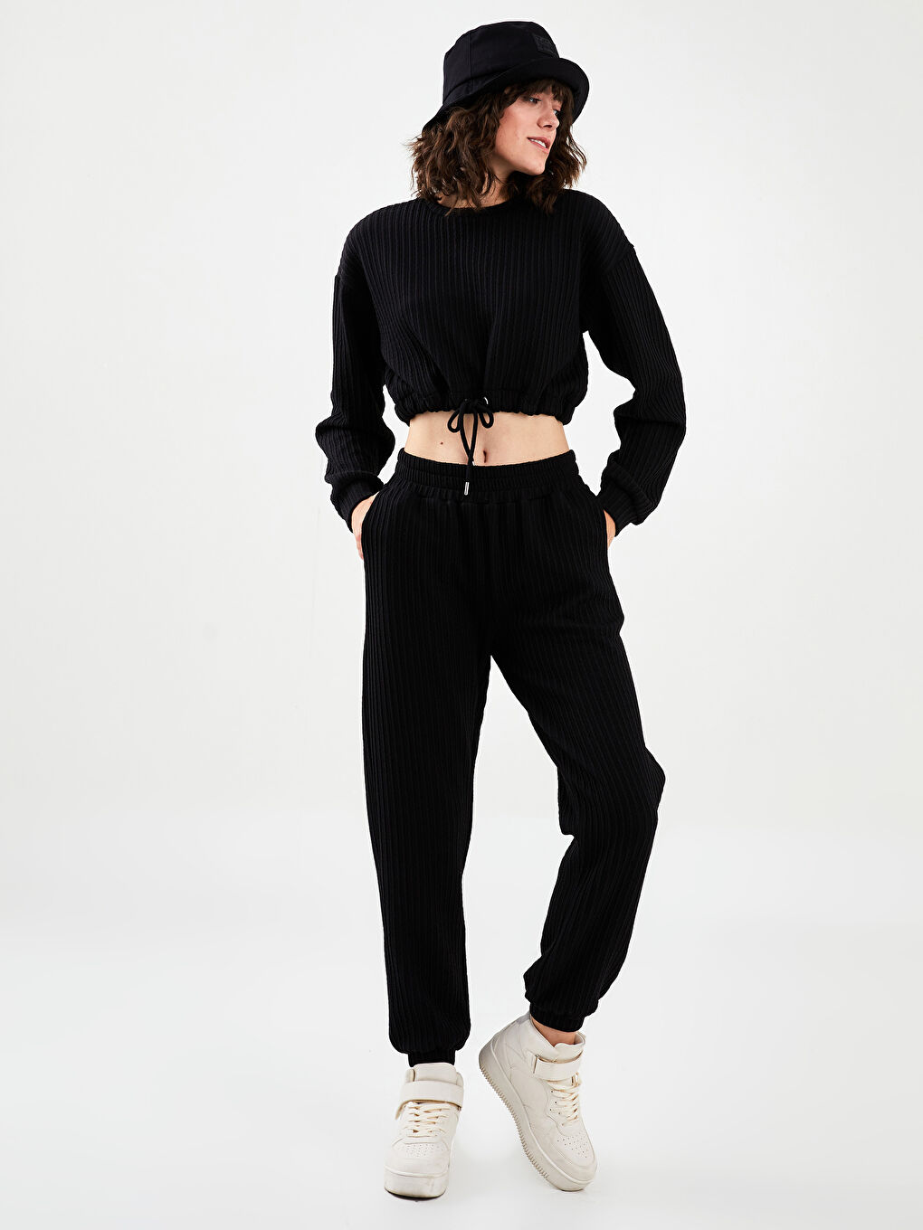 Siyah Etiket Baskılı Kadın Bucket Şapka-1