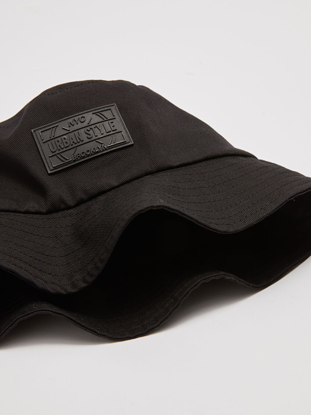 Siyah Etiket Baskılı Kadın Bucket Şapka-3