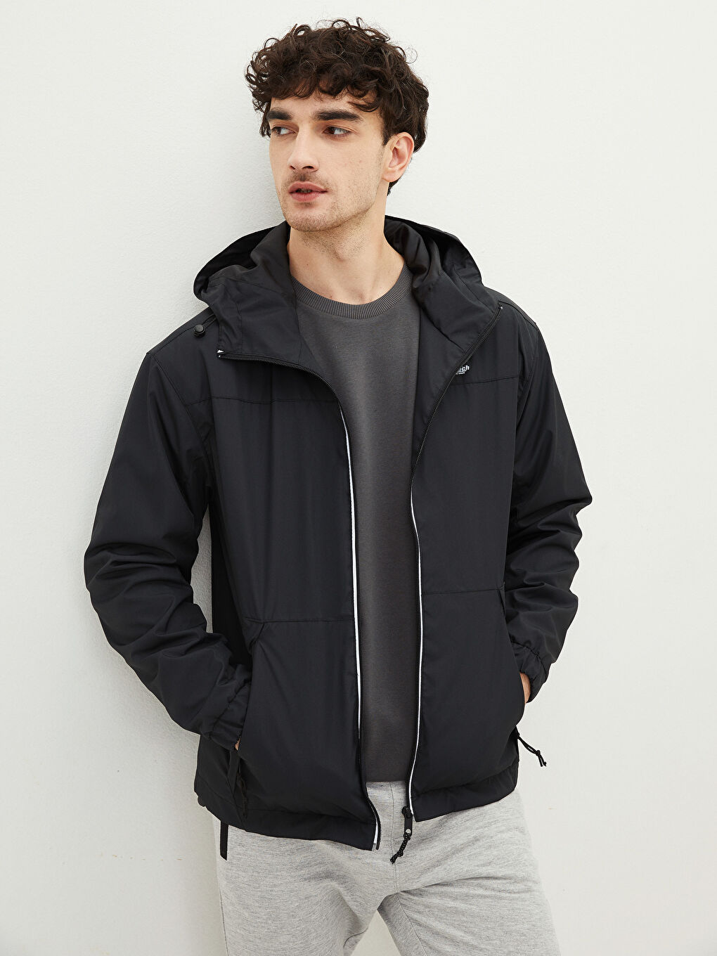 Siyah Rahat Kalıp Kapüşonlu Erkek Yağmurluk-1