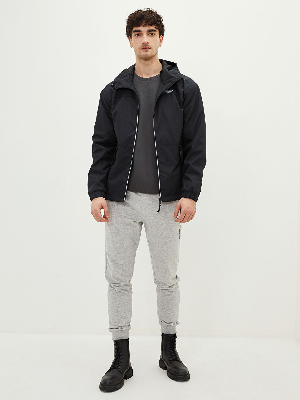 Siyah Rahat Kalıp Kapüşonlu Erkek Yağmurluk-2