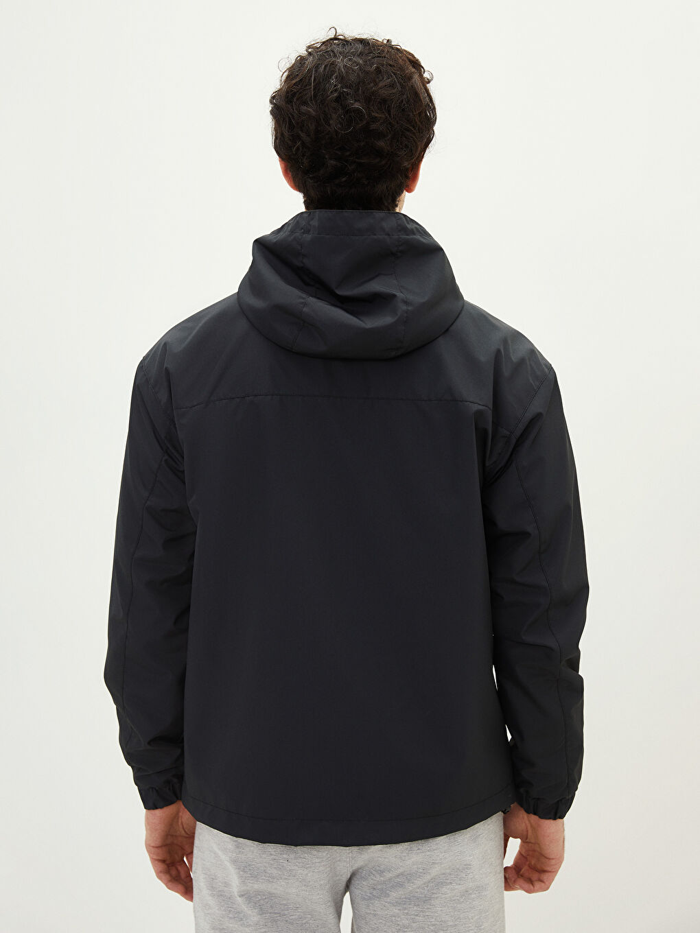 Siyah Rahat Kalıp Kapüşonlu Erkek Yağmurluk-4