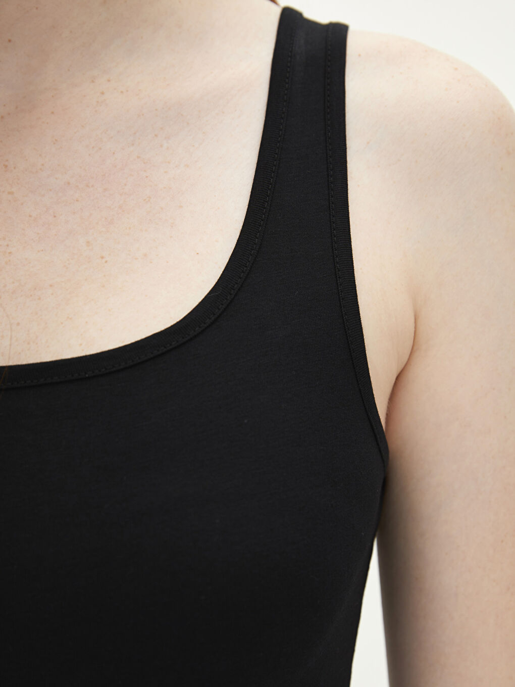 Siyah U Yaka Düz Pamuklu Kadın Atlet-3