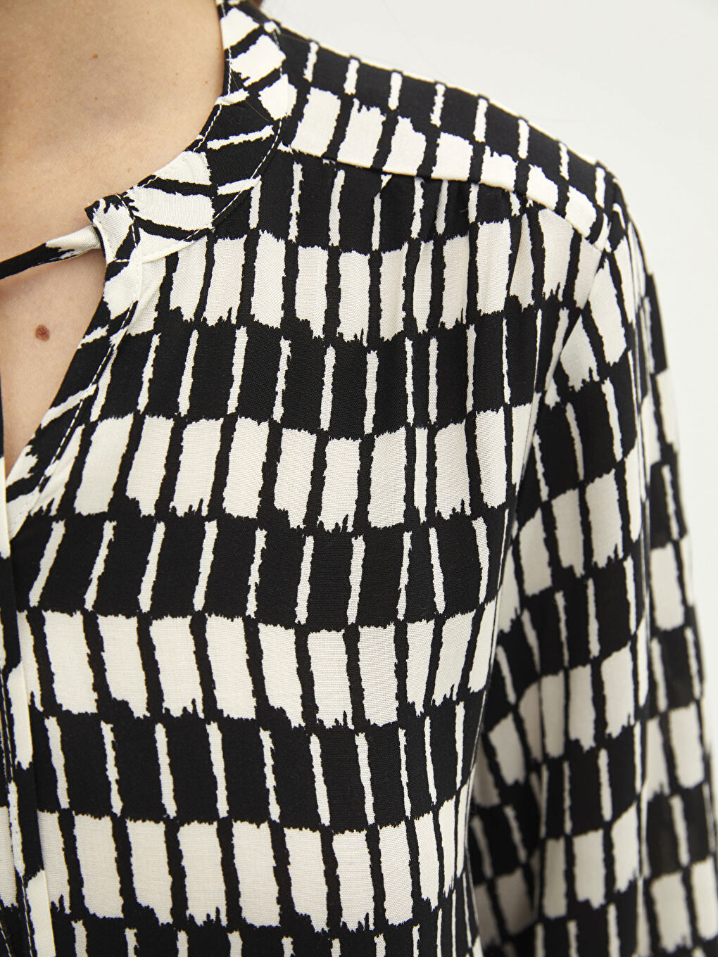 Bej Bağlamalı Yaka Desenli Uzun Kollu Viskon Kadın Bluz-3