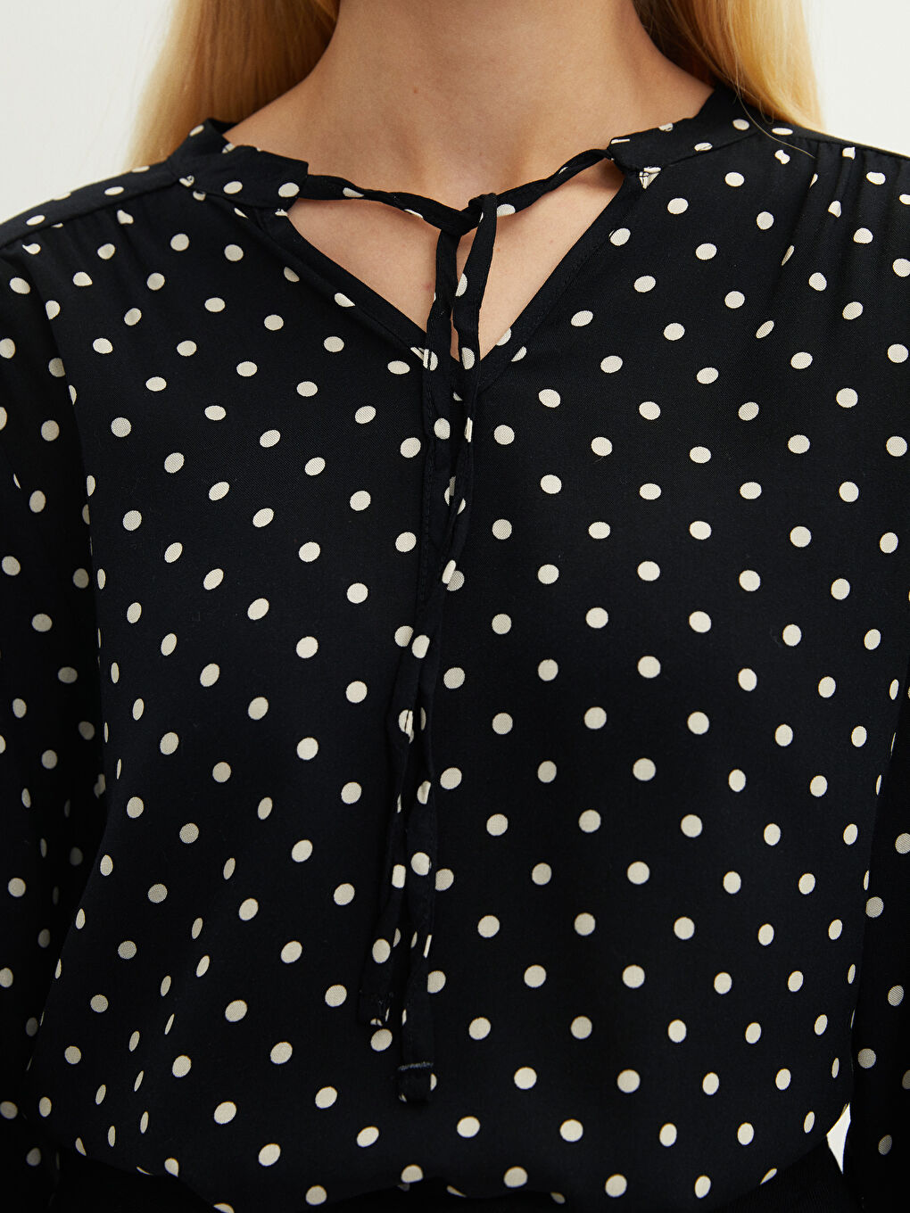 بلوزة للسيدات بأكمام طويلة وياقة مربوطة ونقشة منقوشة من قماش الفيسكوز-3