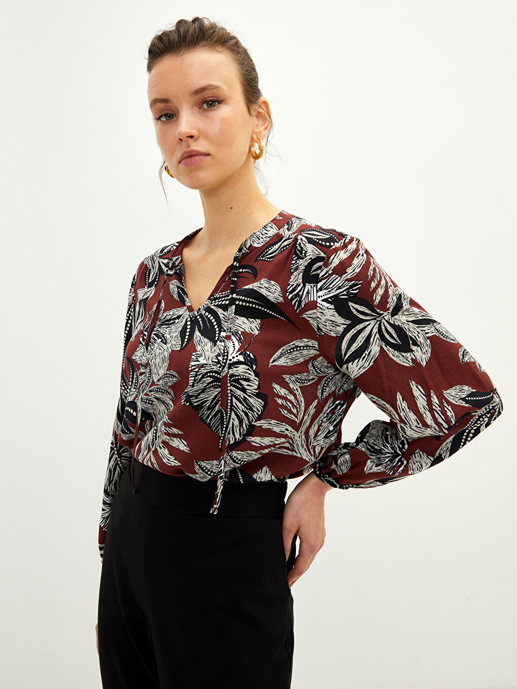 بلوزة للسيدات بأكمام طويلة وياقة مربوطة ونقشة منقوشة من قماش الفيسكوز