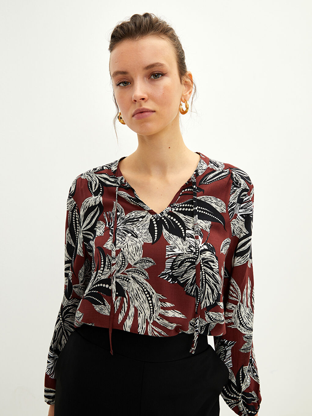 بلوزة للسيدات بأكمام طويلة وياقة مربوطة ونقشة منقوشة من قماش الفيسكوز-1