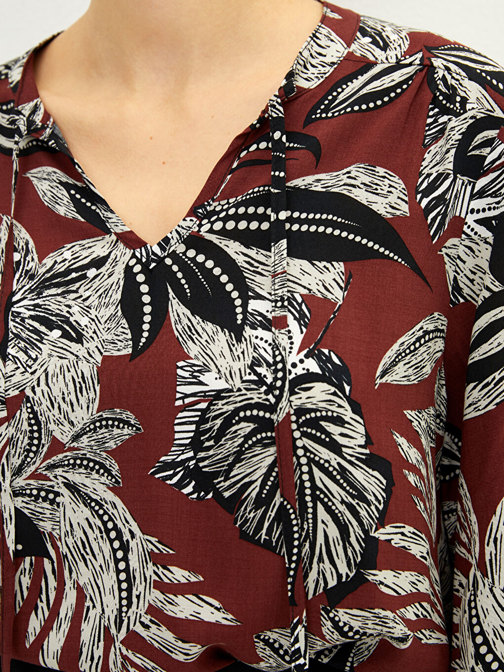 بلوزة للسيدات بأكمام طويلة وياقة مربوطة ونقشة منقوشة من قماش الفيسكوز-2