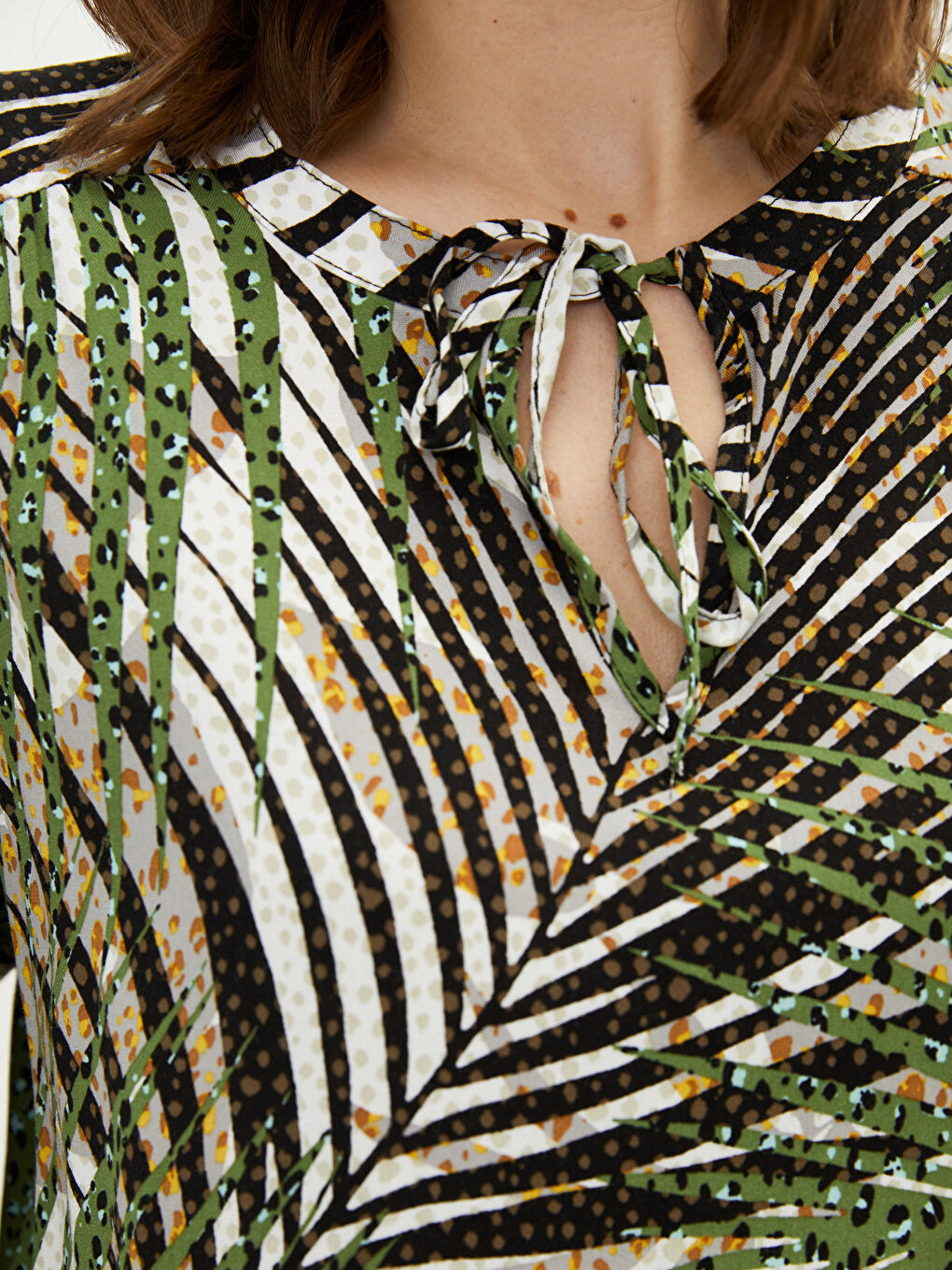 بلوزة للسيدات بأكمام طويلة وياقة مربوطة ونقشة منقوشة من قماش الفيسكوز-2