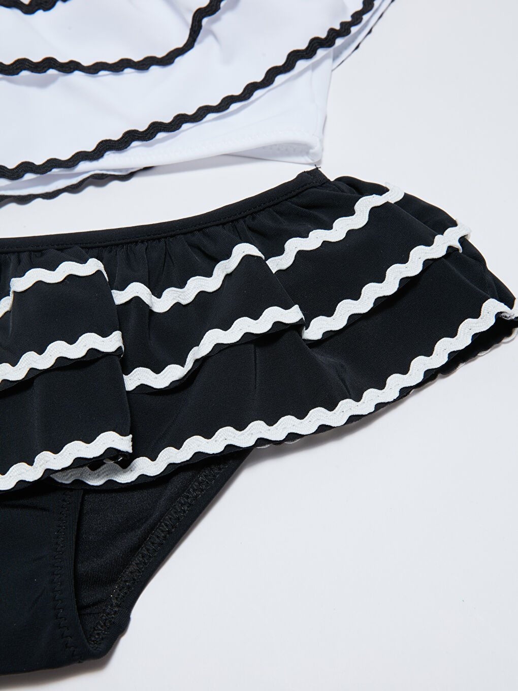 Beyaz Esnek Kumaştan Fırfırlı Kız Çocuk Bikini-2