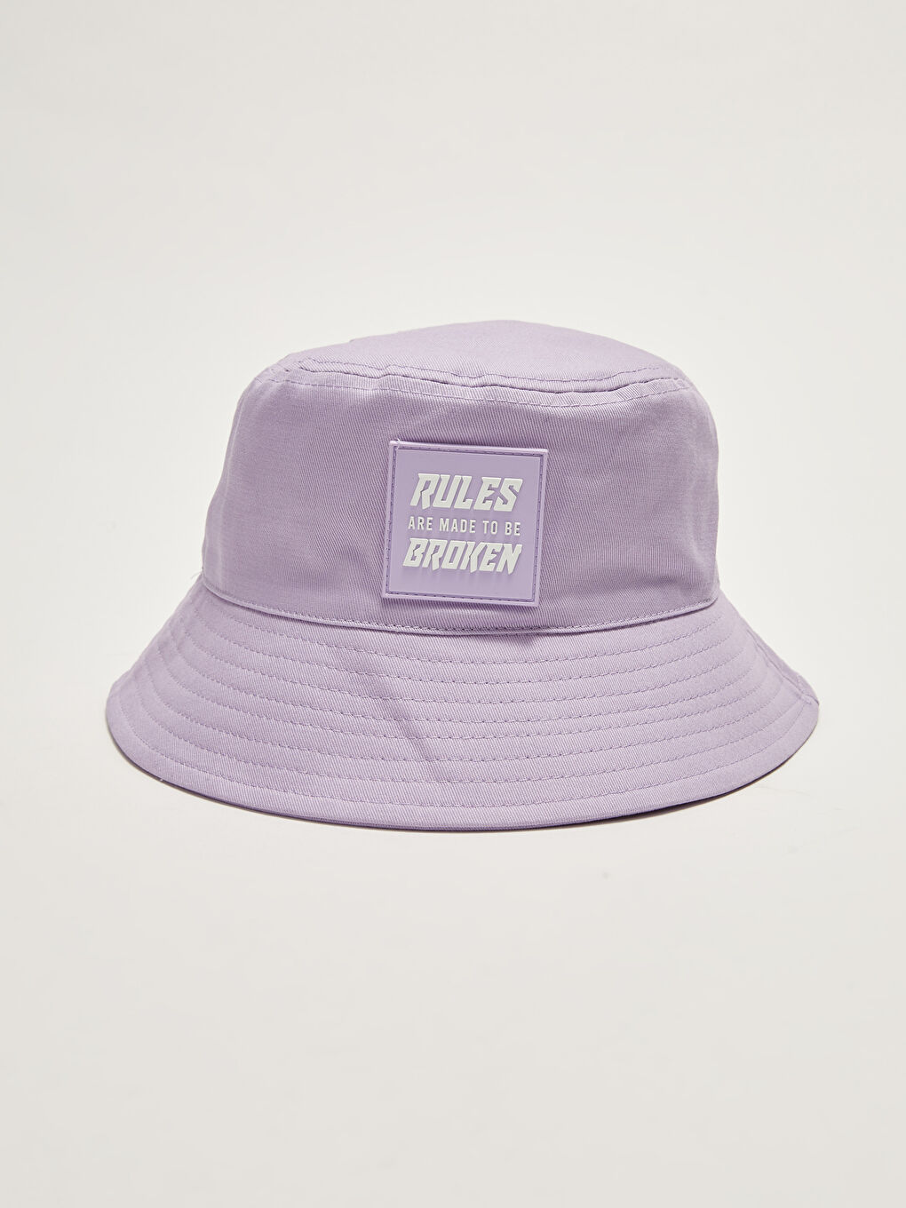 كاب بناتي بتفاصيل علامة الماركة