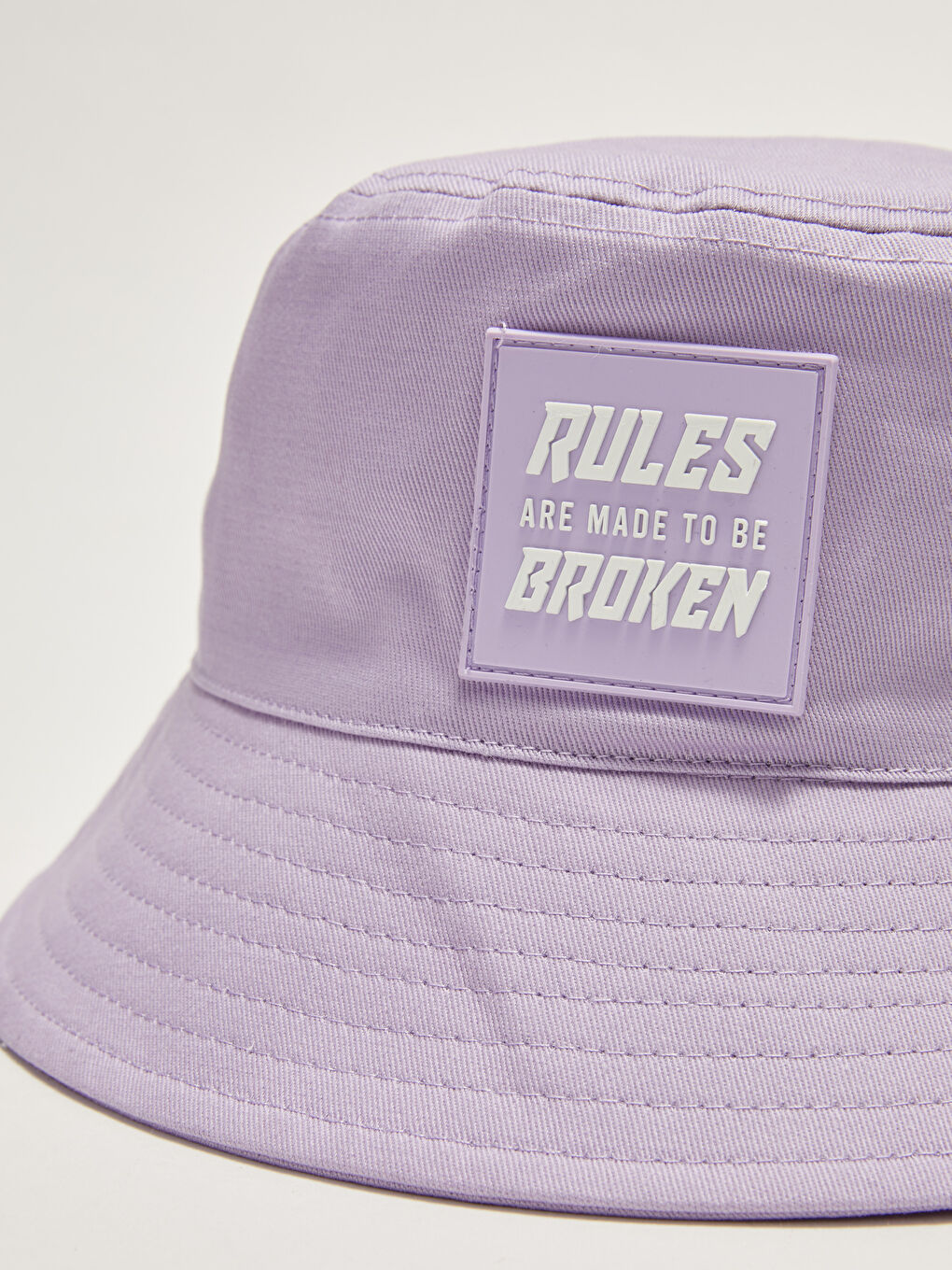 كاب بناتي بتفاصيل علامة الماركة-1