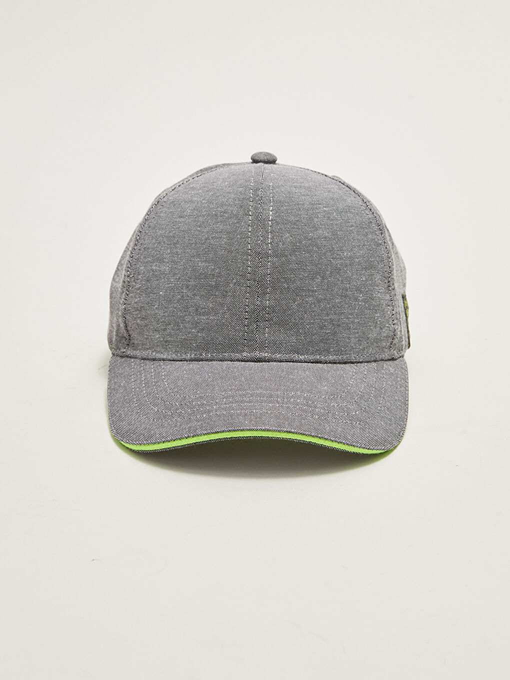 كاب مطبوع عليه علامة للأولاد