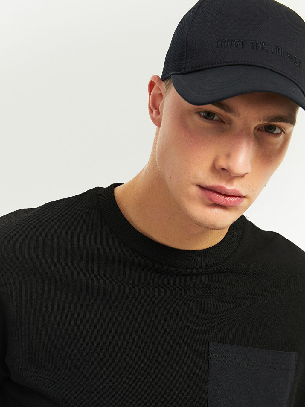 كاب رجالي مطرز بنص