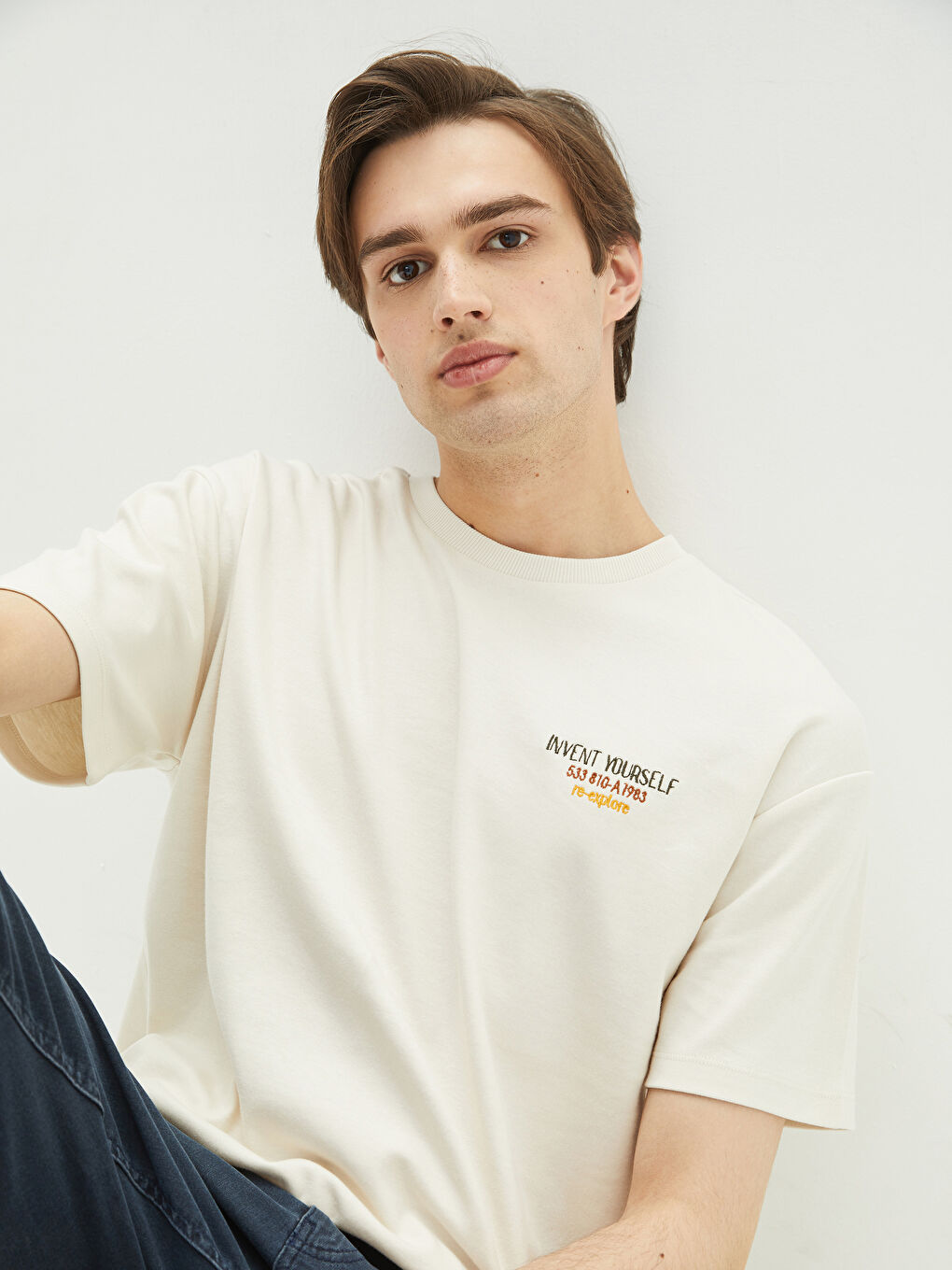 Bej Bisiklet Yaka Kısa Kollu Nakışlı Penye Erkek Tişört